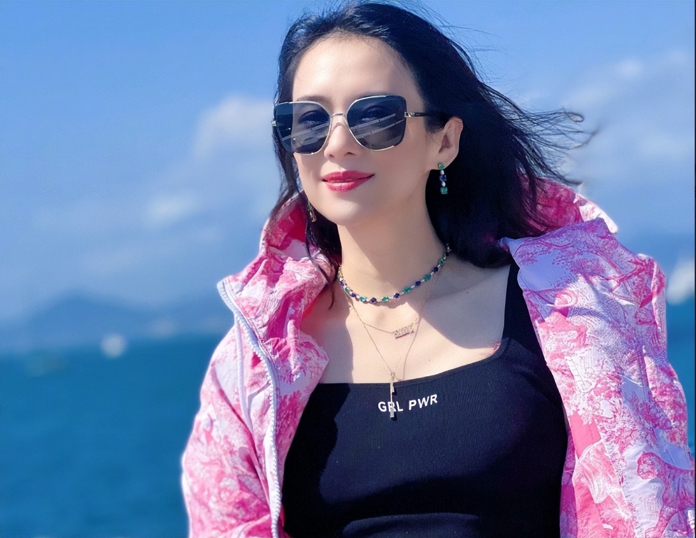 章子怡为汪峰新歌打CALL，深情配文让人感动