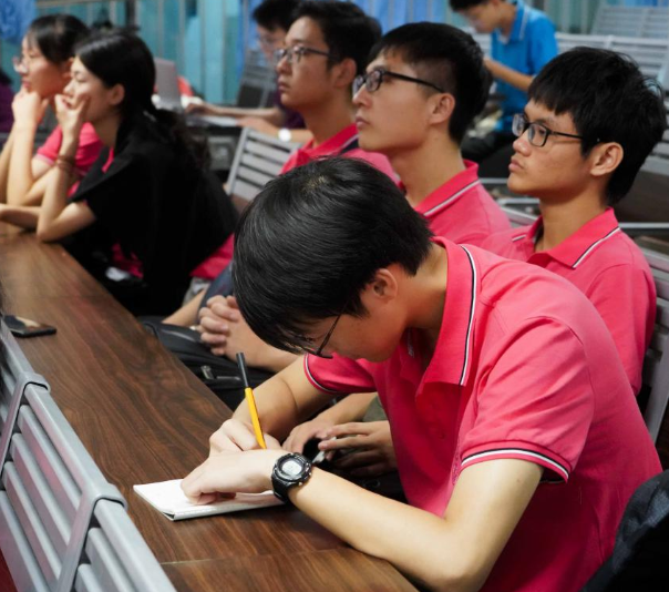 安徽一高校女生酒后搭讪走红，男生害羞低头不敢直视，现已成朋友