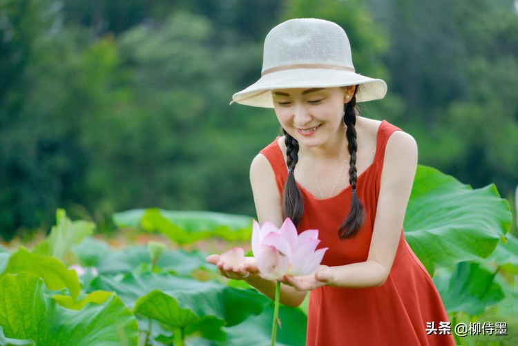 荷花盛开正当时，人像摄影怎么拍？4个要点拍出清新优雅美