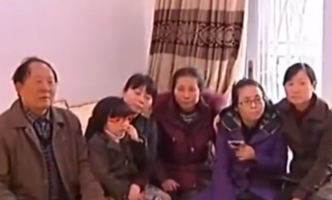 女学生被卖给50岁老光棍，每天睡猪圈遭毒打，父亲为何要原谅凶手