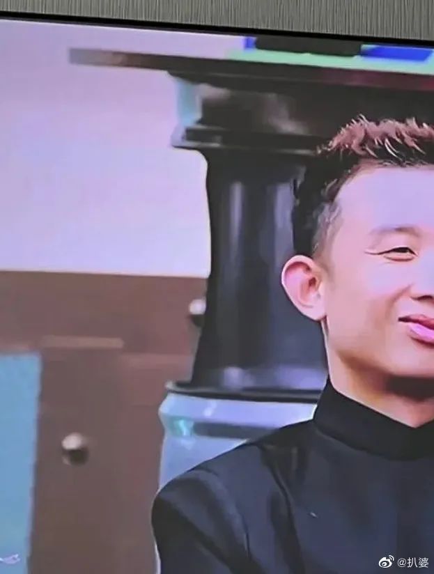 井柏然刘雯牵手视频意外流出，恋情实锤？网友评论亮瞎眼