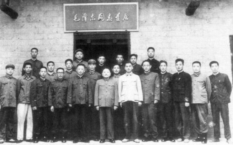 1961年刘少奇参观毛主席故居，看到门匾后严肃道：这个字需要改
