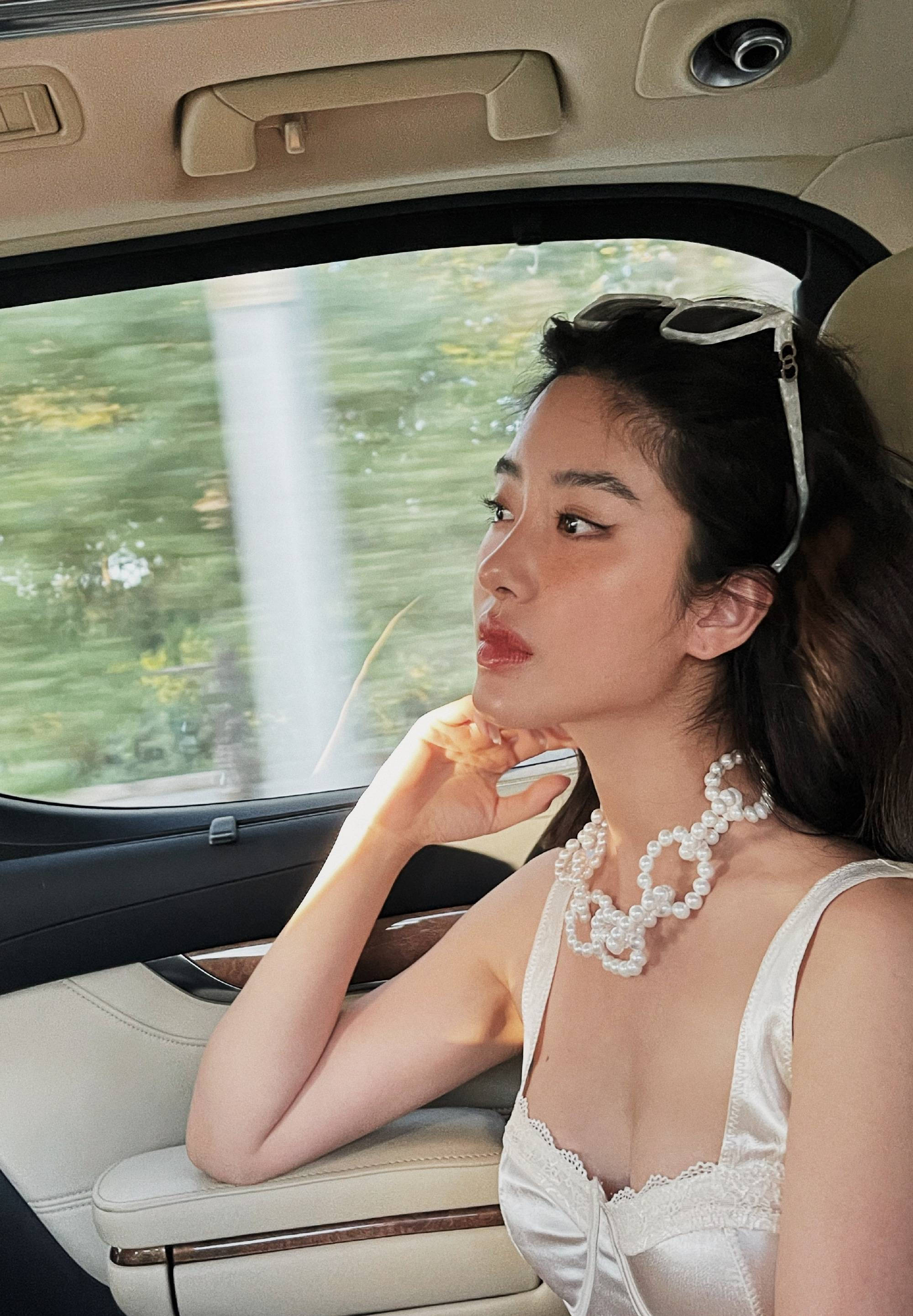 刘亦菲是下凡的天仙，杨采钰来自天上人间：谁赞成，谁反对？