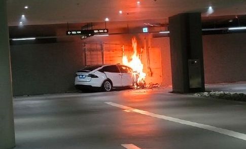 特斯拉Model Y在拆车厂内着火，之前发生过事故