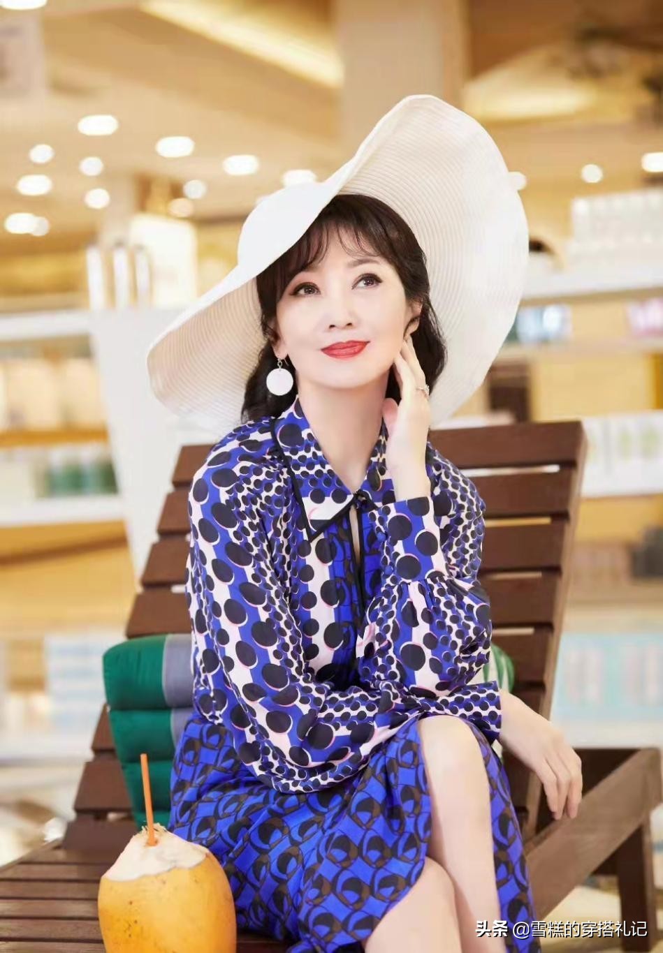 瞧赵雅芝,年过60依旧动人