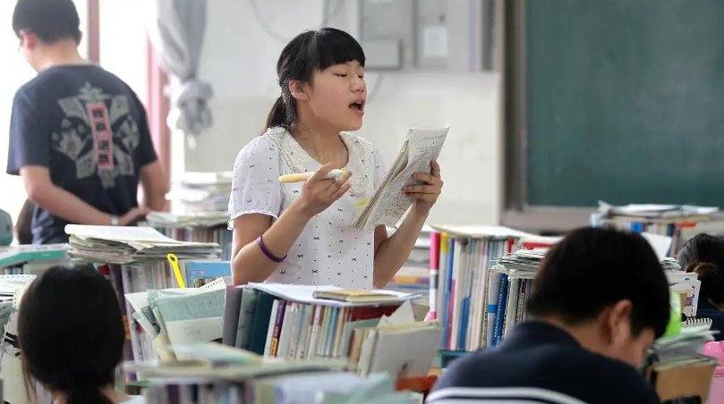 高三学生的坏消息，2022或成“高考最难年”，部分学生无缘本科