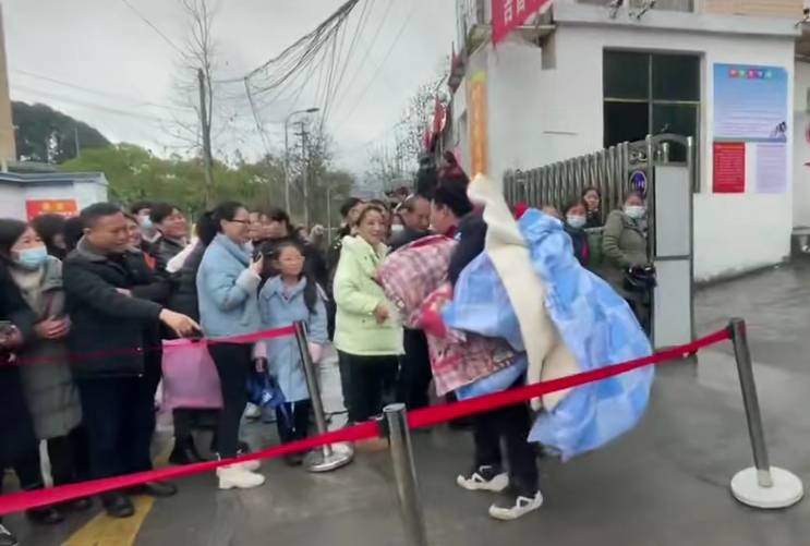 学校放假，校门口出现“勤俭持家”小能手，无奈中带着洒脱