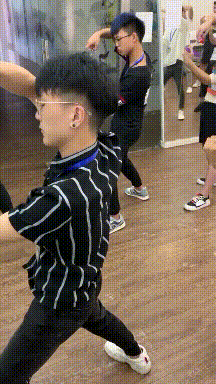 搞笑GIF：练习剪头发的吗，想拿自己的手先来实验吗，也太狠了吧