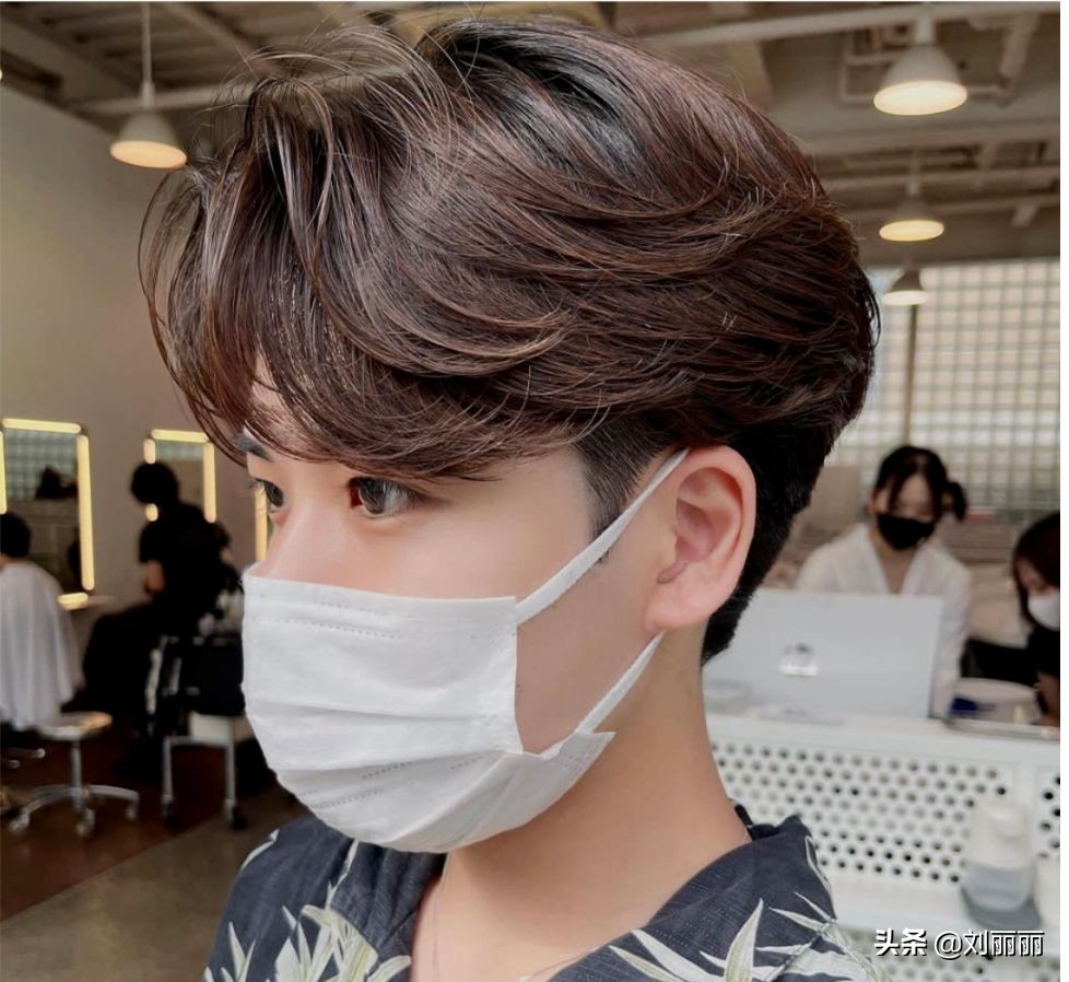 两边短中间长的发型(长脸型适合什么样的短发发型)-图6