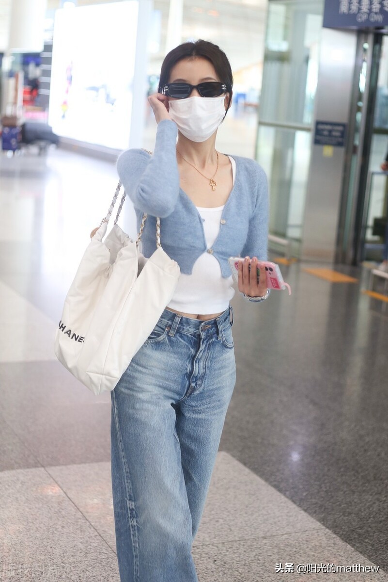 街拍：孙怡蓝色针织开衫+白色背心+阔腿牛仔裤简约随性