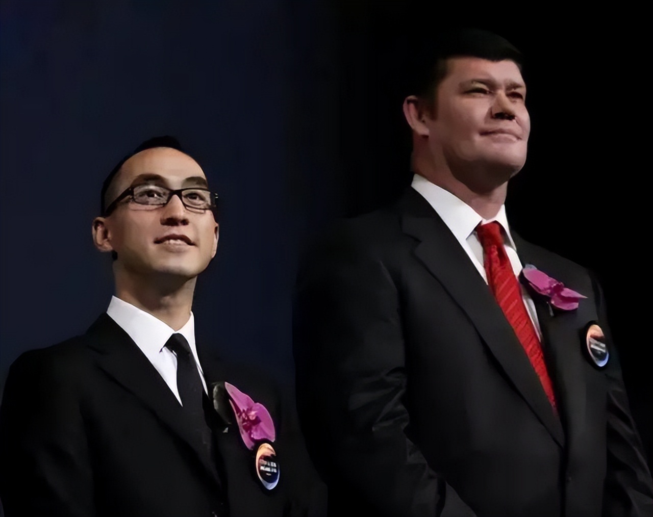 何猷龙：23岁娶初恋，结婚22年零绯闻，靠自己赚百亿家产