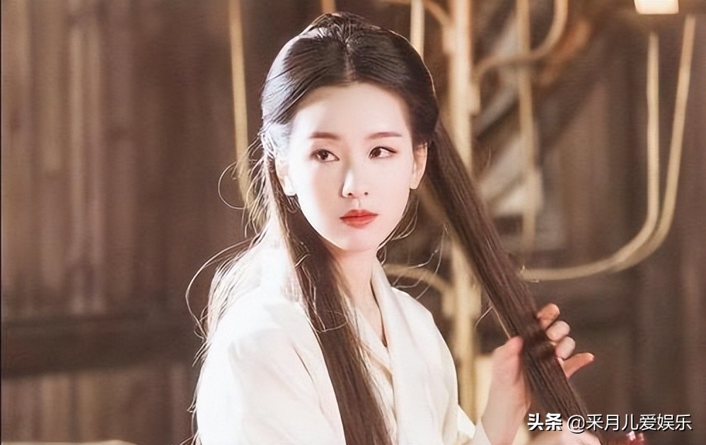 陈都灵现代装清纯甜美，古装却又清冷迷人，真是人间宝藏女孩