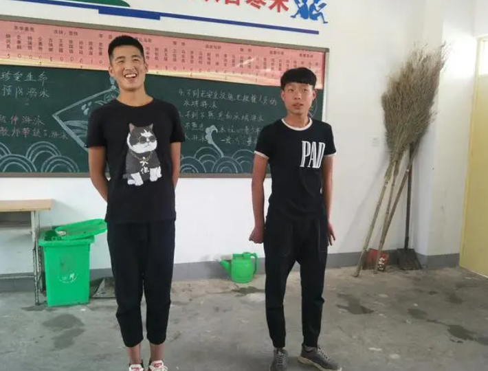 学校放假，校门口出现“勤俭持家”小能手，无奈中带着洒脱