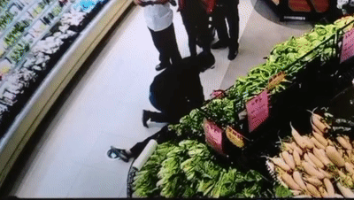 吃碗面的功夫，连救两人！网友：加班顺便吃面……