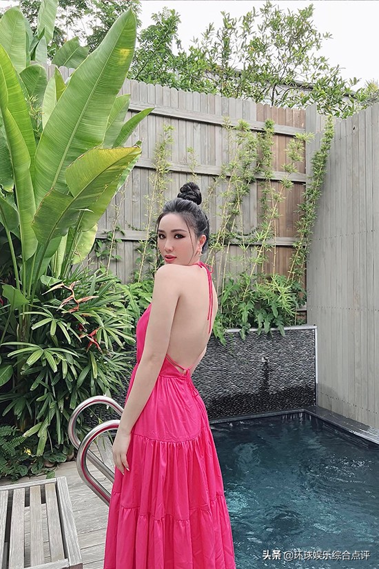 Thuy Diem旅行时穿着粉红色露背吊带裙，美极了