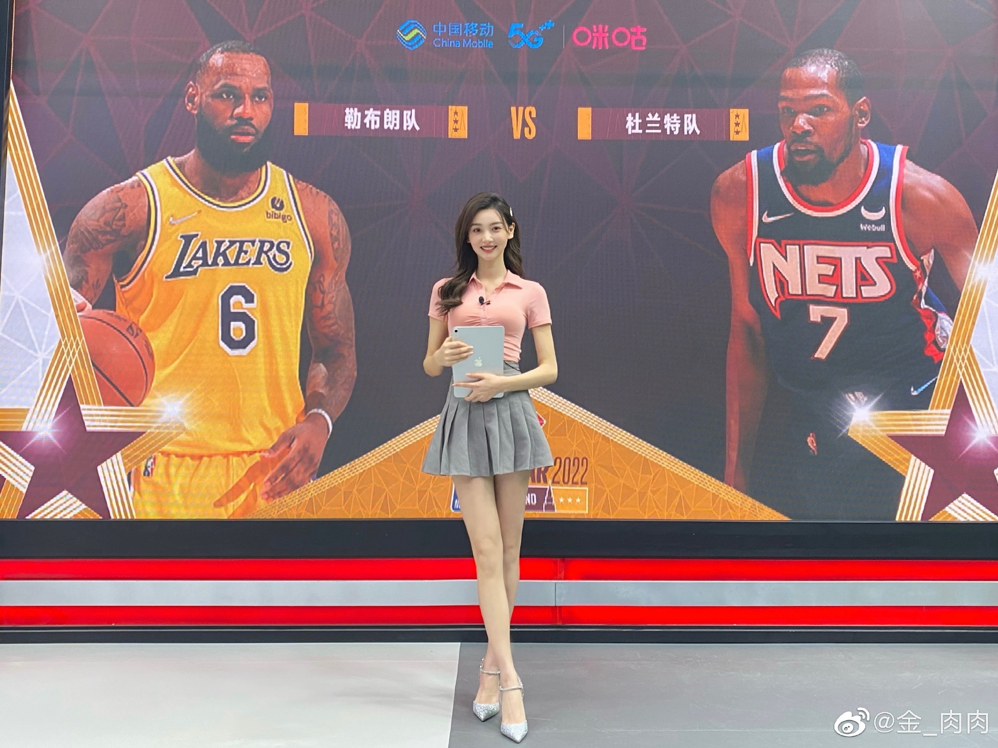 腾讯Nba女主播(腾讯体育VS咪咕体育女主播，肤白貌美大长腿，人气对比谁更高？)