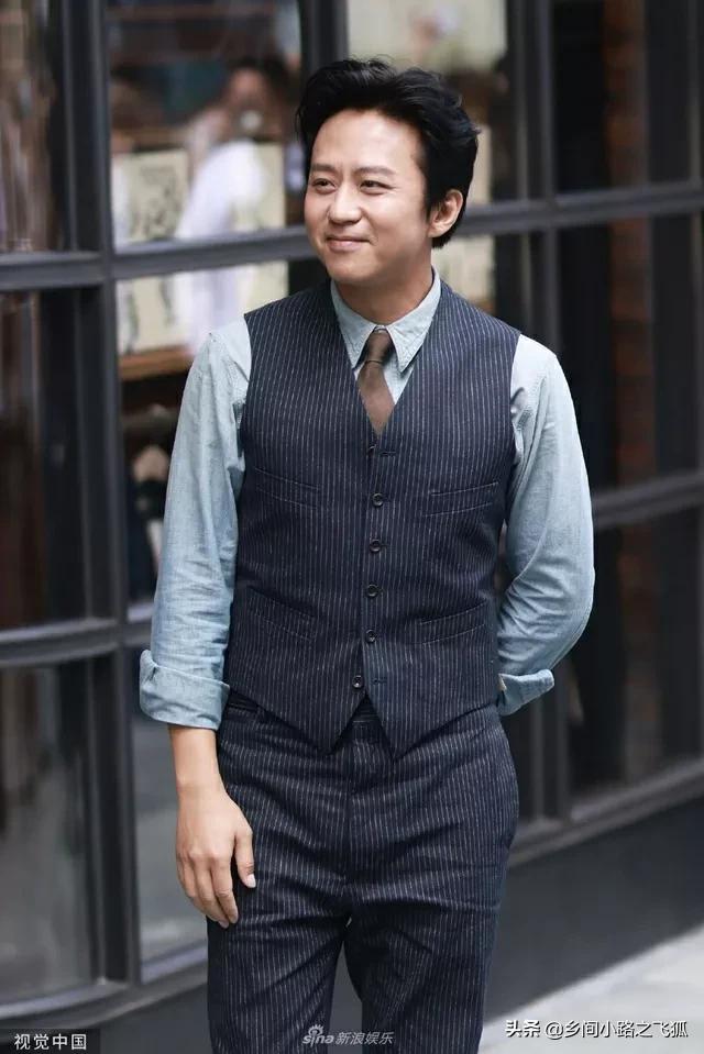 邓超西装革履亮相 面带微笑挥手致意