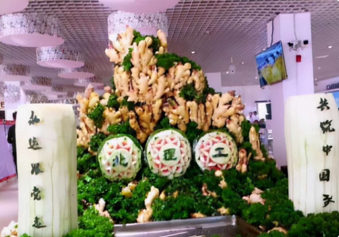 大学“阴间食堂”走红网络，菜品环境有些灵异，门面神似殡仪馆