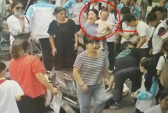 吃碗面的功夫，连救两人！网友：加班顺便吃面……