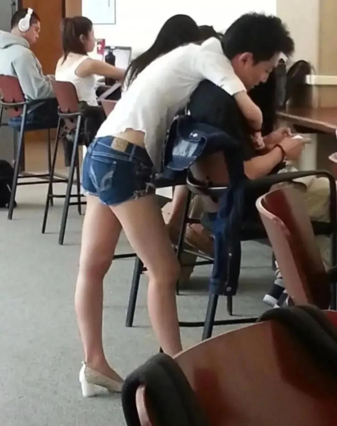 美人鱼上岸了图片