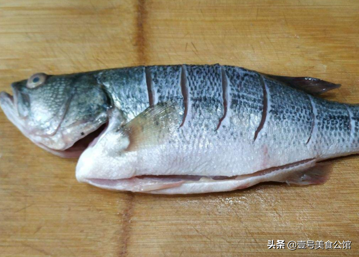 泰式风味青柠蒸鲈鱼，蒜香浓郁，鲜酸微辣，吃一次念念不忘