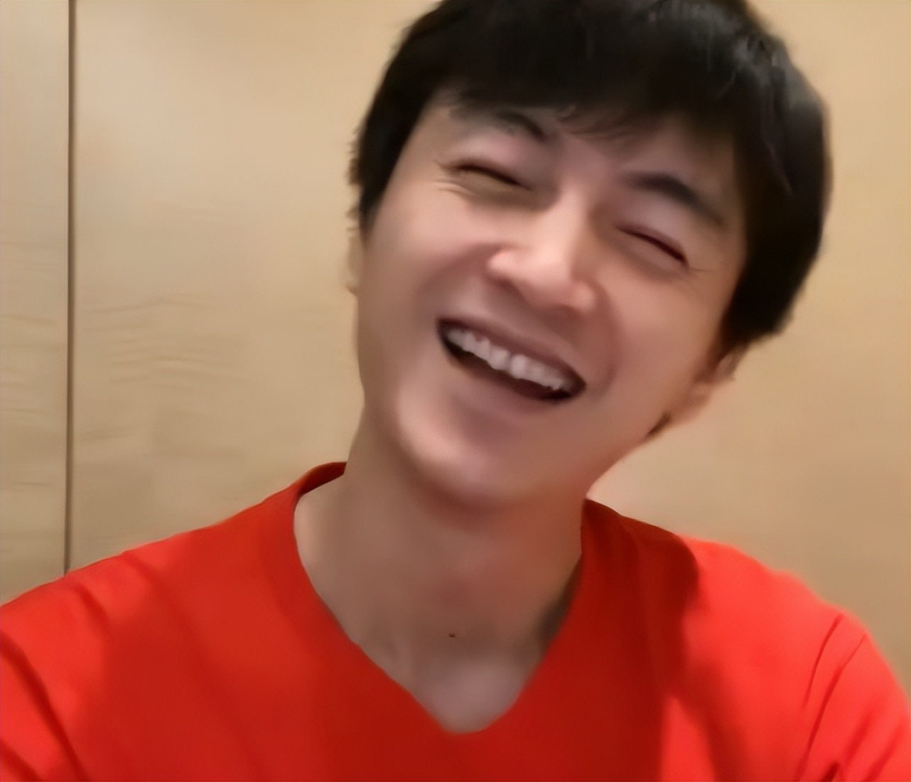 陈晓直播与陈妍希甜撒糖，穿工作服打扮朴素，近照变瘦素颜显憔悴