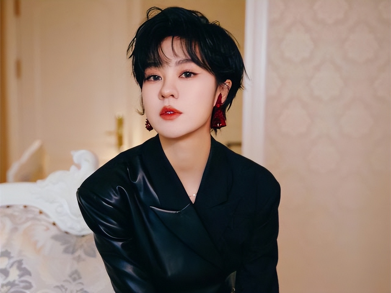 曾经郁可唯刘惜君的手下败将，以乐评人身份亮相《声生不息》