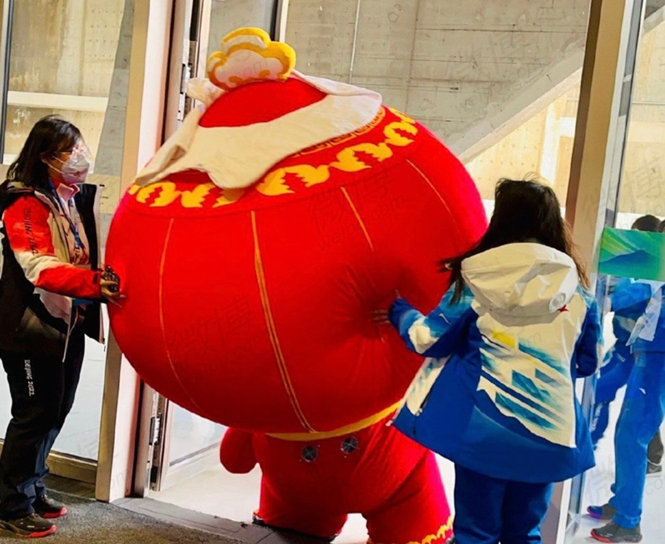 日本记者是他最大粉丝？冬奥吉祥物冰墩墩成功出圈，实在太可爱了