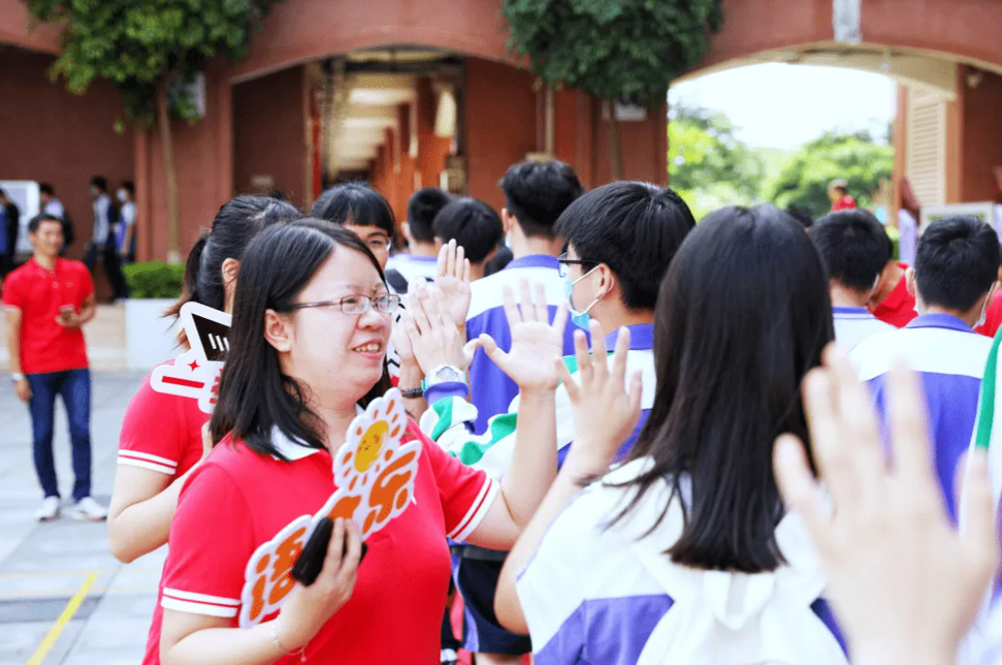 高考穿什么衣服和鞋（高考当天不建议）