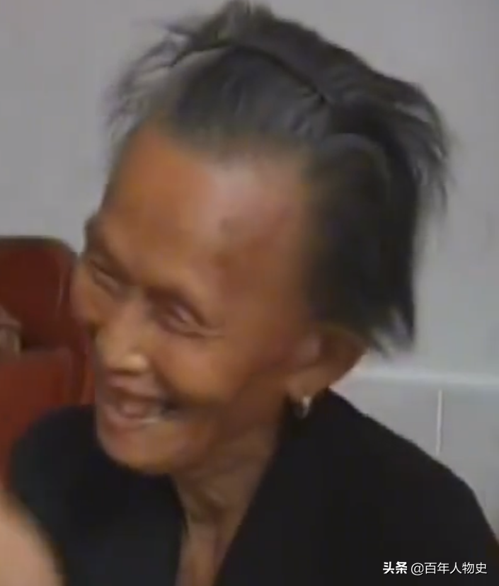 湖南83岁失明老妇住猪圈，4个子女不管不顾，儿子：住猪圈挺好的