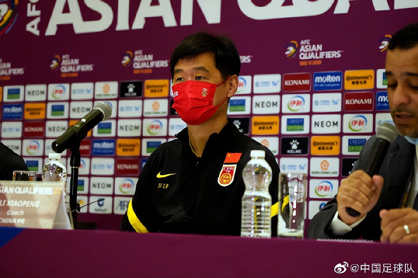 为什么中国队没有进世界杯(李霄鹏遭阿曼记者刁难提问，为何中国队进不了世界杯？4个字化解)