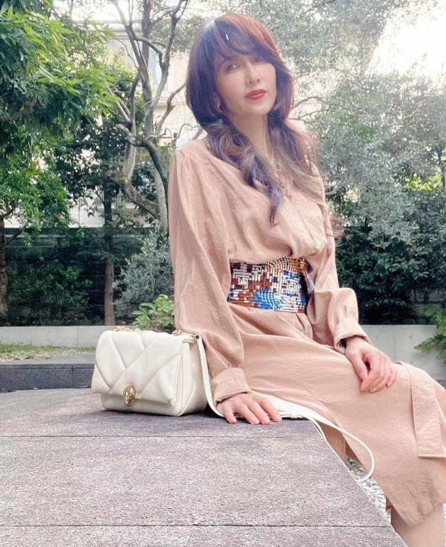 52岁工藤静香秀漫画腿让人心动，频晒包惹反感，为上台下功夫保养