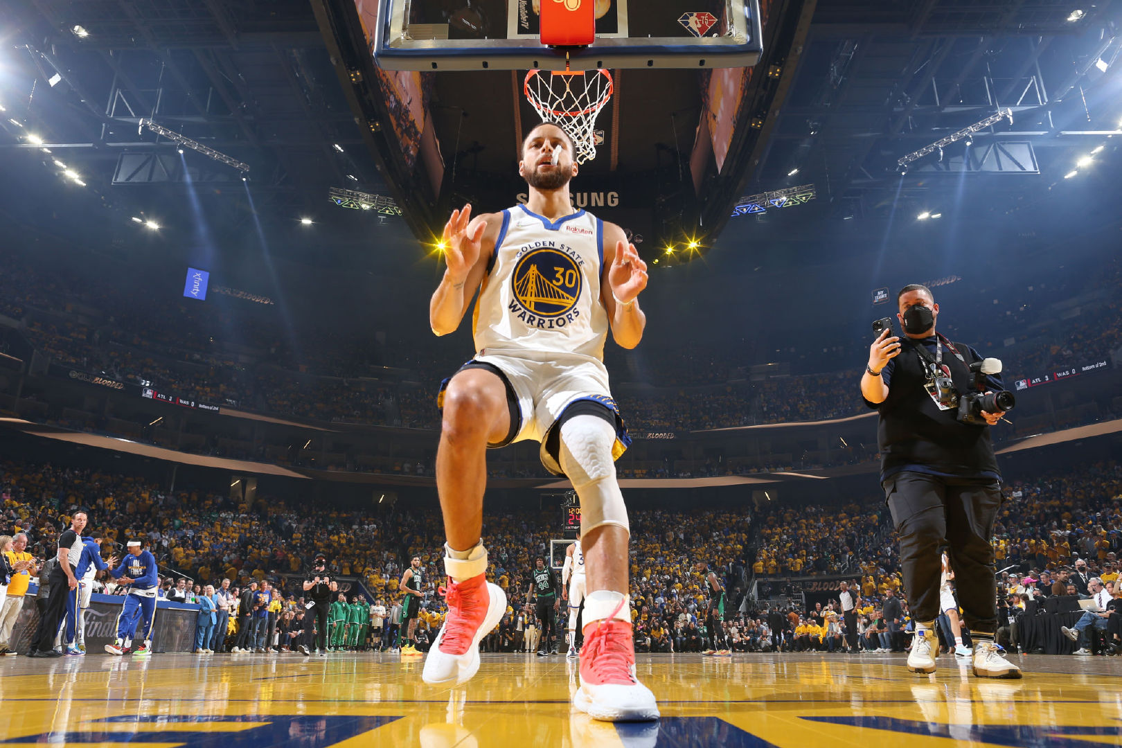 库里fmvp上脚了哪些篮球鞋?汤普森g6穿了啥鞋?