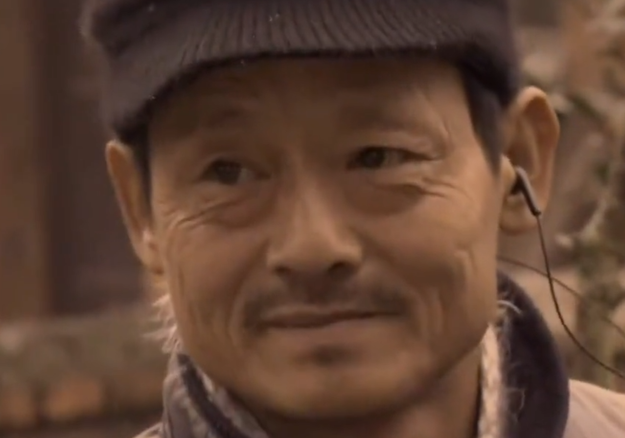 2015年,湖南女大学生当街产子,不料丈夫竟是50岁流浪汉,母亲崩溃