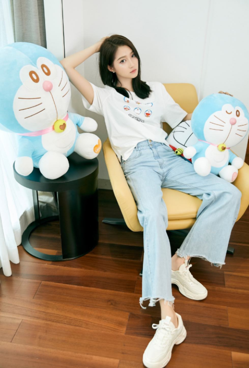 关晓彤获得编制，肖战也开始备考，二人的“第一学历”很吸睛