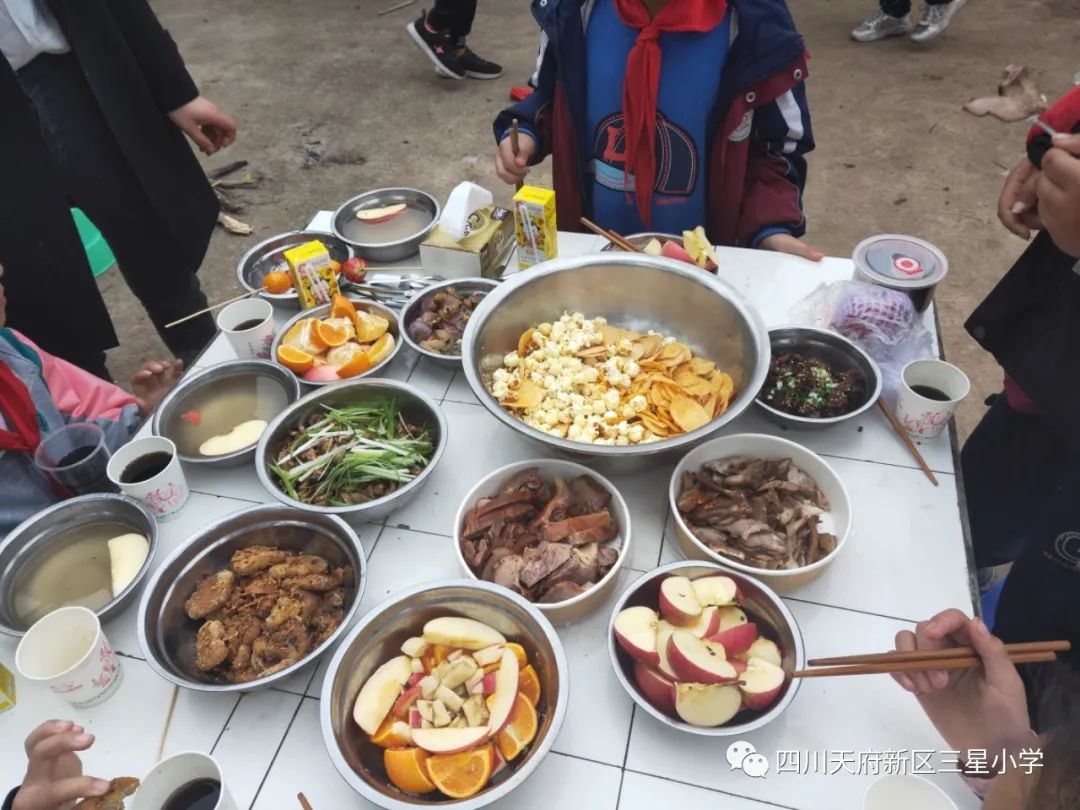 四川天府新区三星小学把劳动教育融入到餐厨实践中