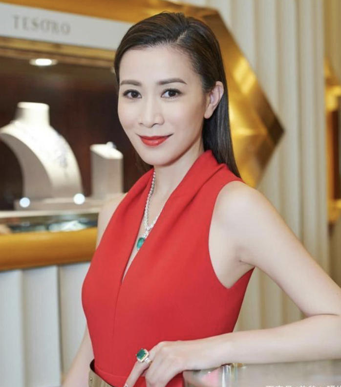 可美艳可俊朗,张可颐的气质在tvb也算"独一份"了.