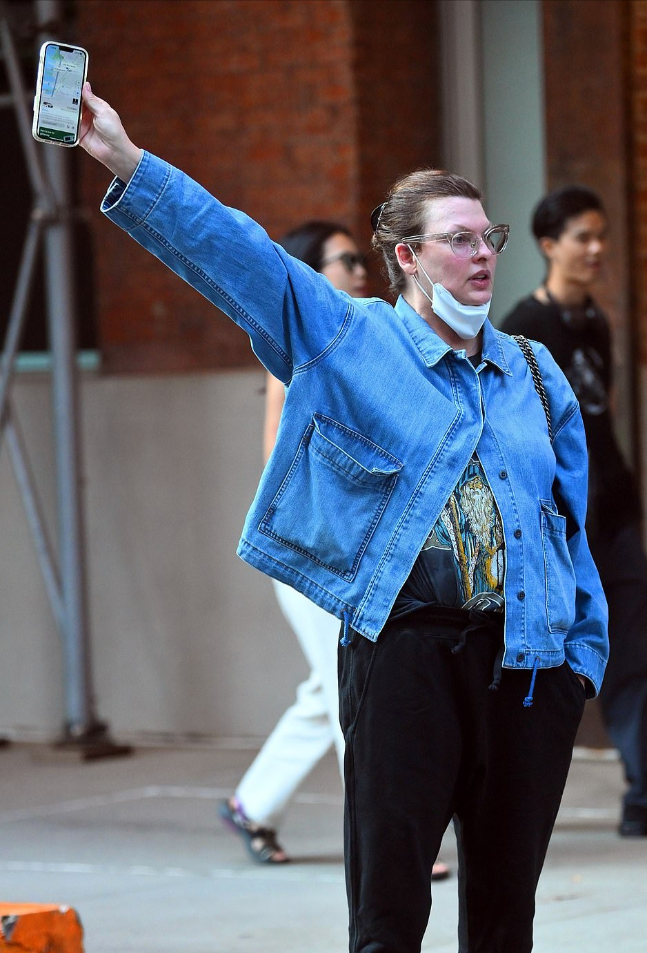 传奇超模琳达罕见出街！因整容失败而毁容，穿牛仔服亮相成了大妈