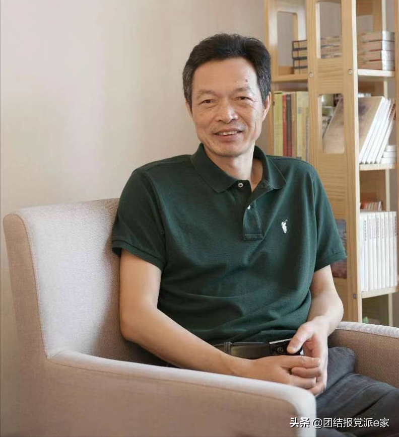江水如镜映青山，白鹭翩飞碧波间，渔舟唱晚归帆远。