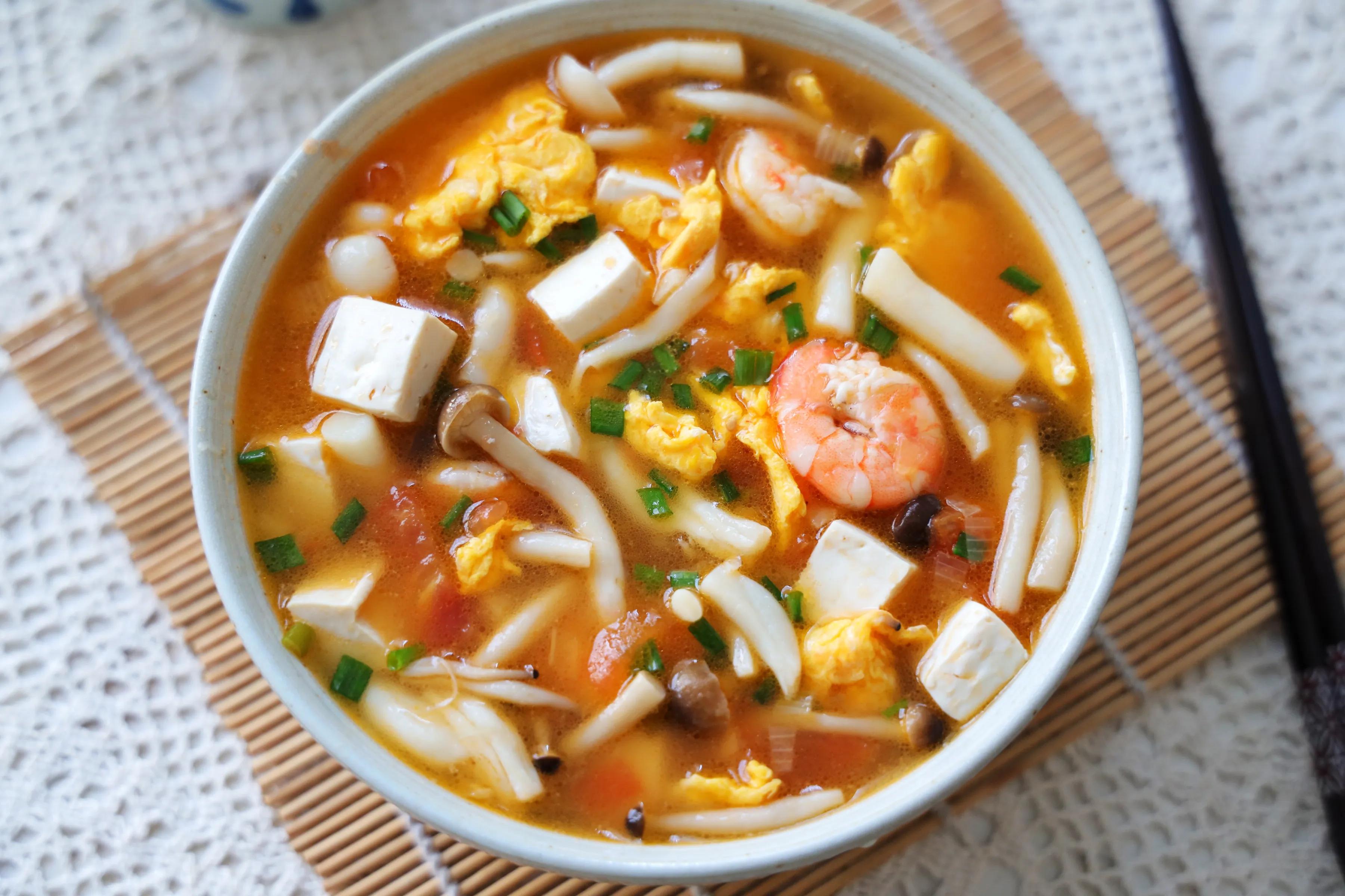 天气凉了，来一碗超鲜美的菌菇汤，全身暖呼呼不怕冷，做法超简单