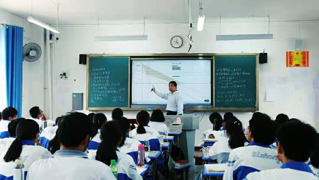 贵州县城里的“王牌”高中，位于贫困县，高考成绩却很耀眼