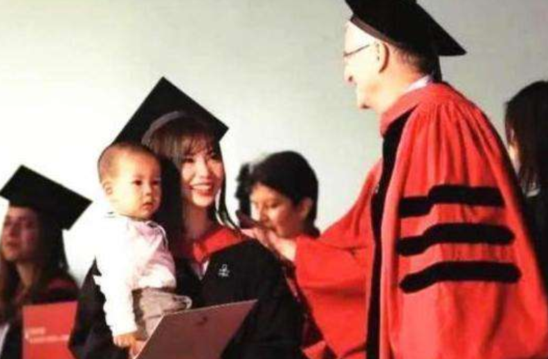 杭州90后女孩，17岁拒绝保送清华，大二未婚生子，22岁带娃读哈佛