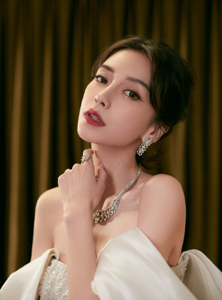 baby离婚后首次公开亮相,登上卫视春晚,事业心强挑战做主持人