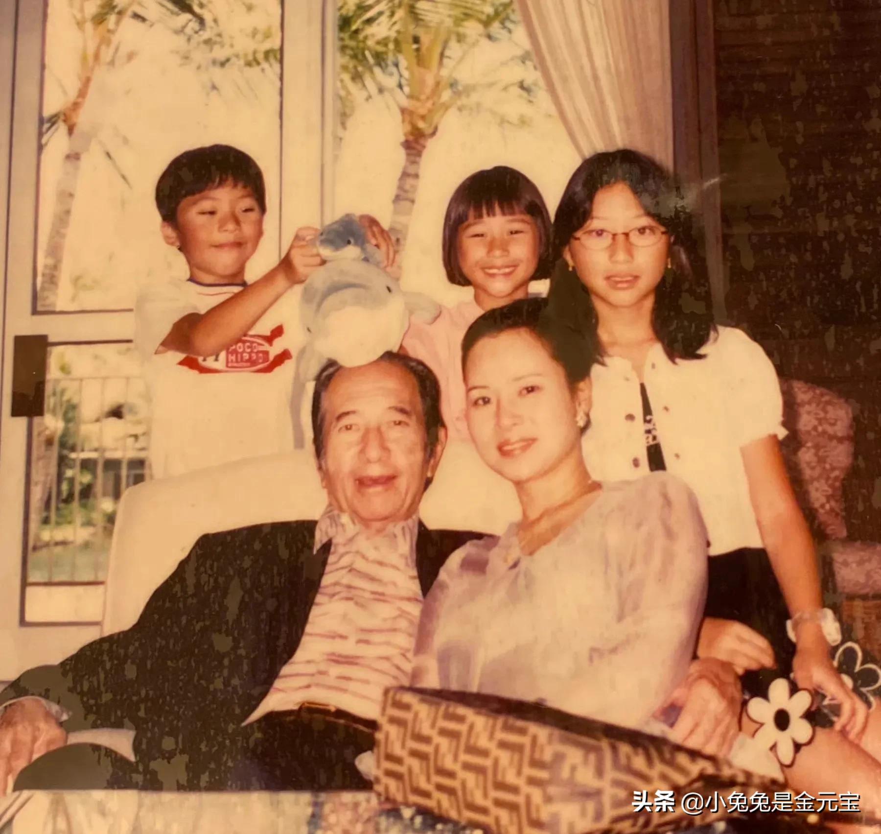 何超莲小时候和父亲的合影