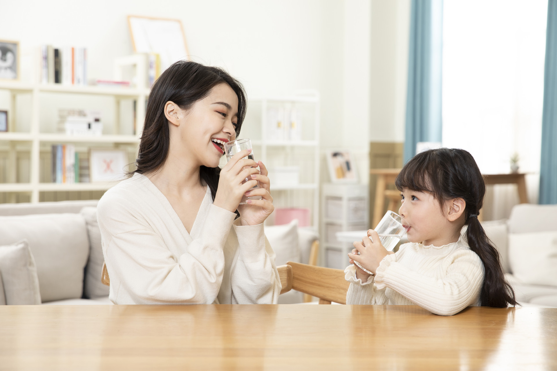 冬季，宝宝嘴唇干裂、起皮还出血，我用两个方法护理，比喝水管用