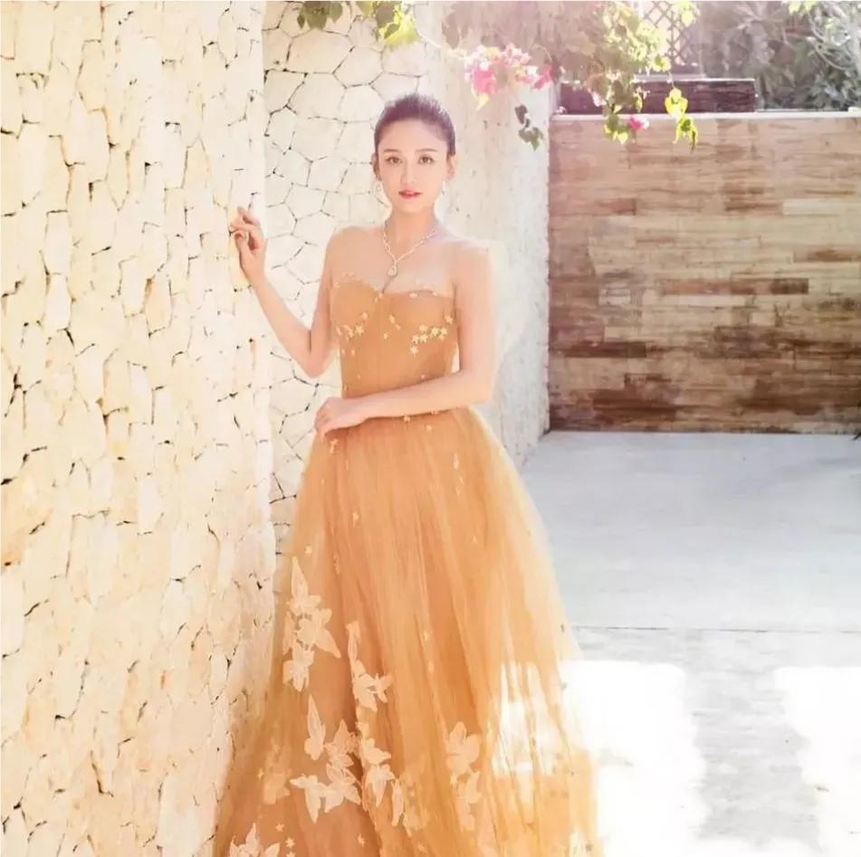 40岁的陈乔恩驾驭起挑人的黄色来毫无压力更显肤白貌美