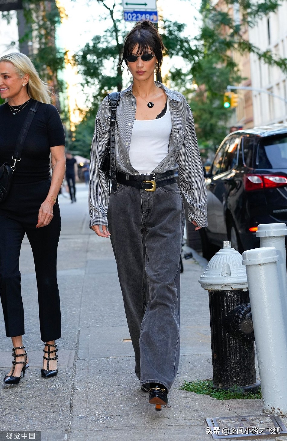 超模贝拉现身纽约街头 灰色衬衫搭配同色系牛仔裤装扮时髦