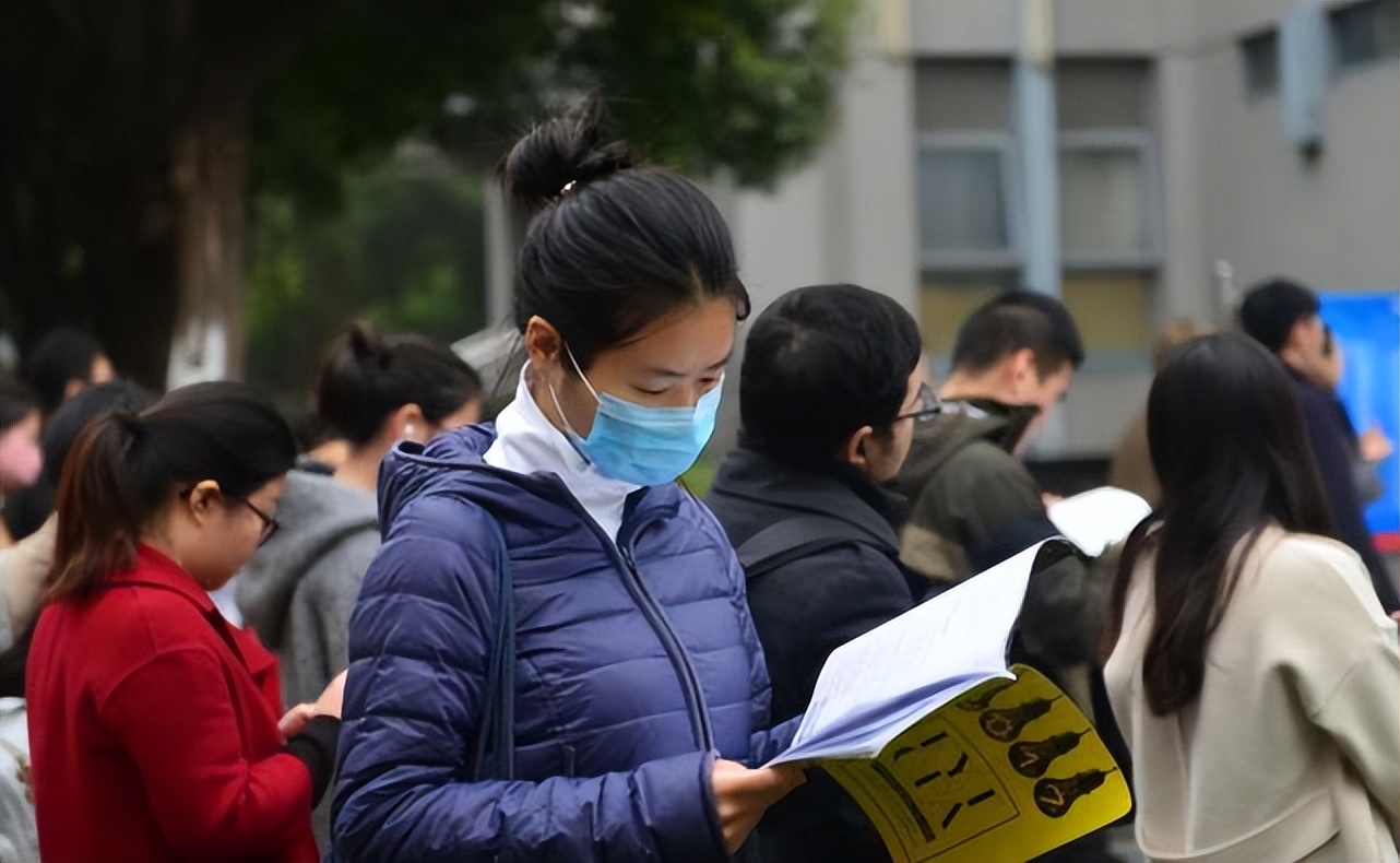 公务员工资有“新调整”，年终奖或将下降，老师会受影响吗？