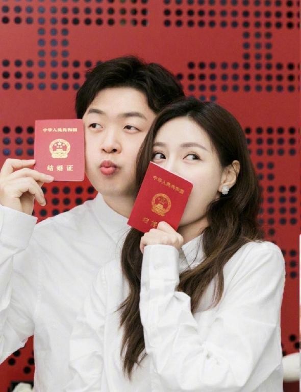 沈梦辰和杜海涛晒情侣装，清纯简单的搭配，体现气质还显清纯