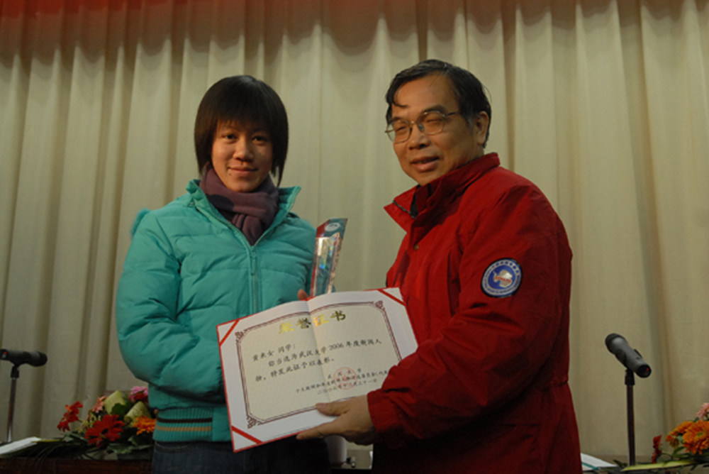 高考763分考上武大，背着瘫痪父亲上学的黄来女，后来怎么样了？